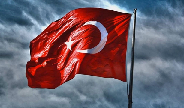 Dalgalanan türk bayrağı